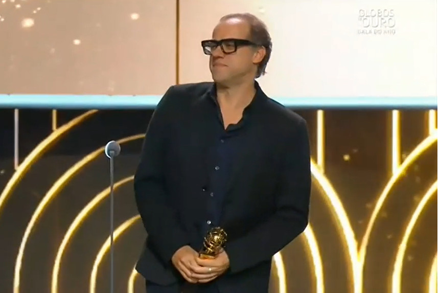 Marco Martins no momento em que recebe o Globo de Ouro para Melhor Peça/Espetáculo