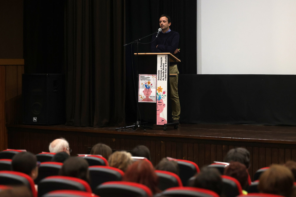 Pedro Duarte, psicólogo da Câmara Municipal, no seminário “Prevenção e Promoção da Saúde Mental e Bem-Estar no Trabalho”.