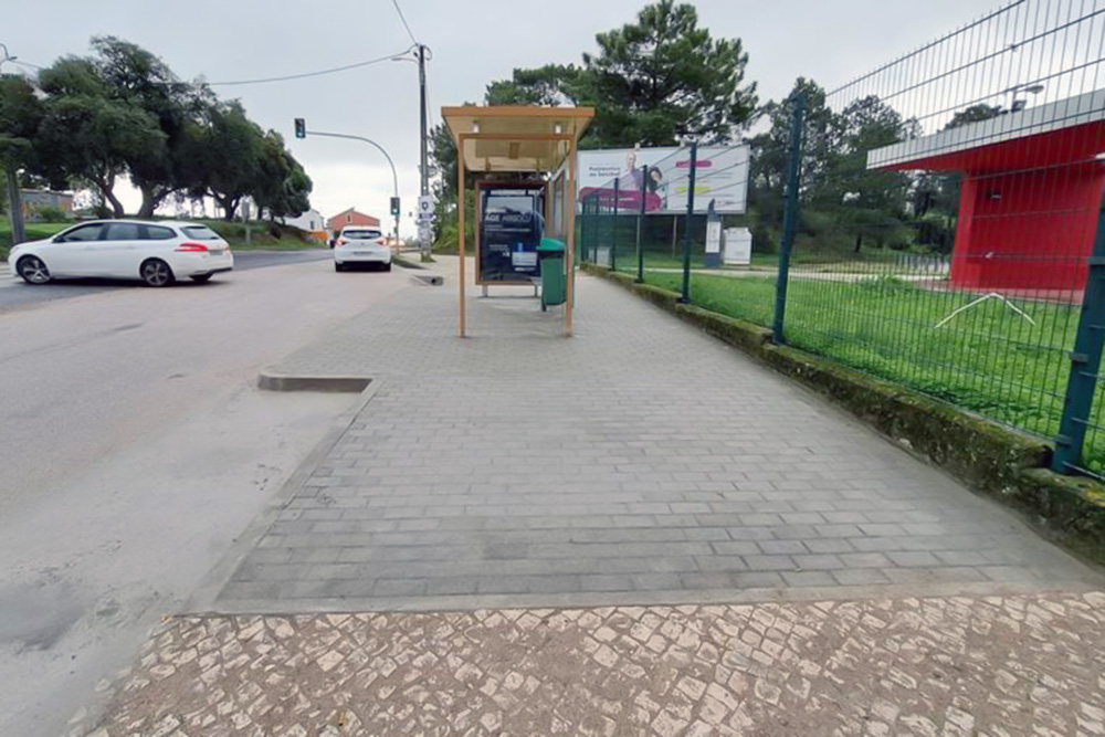 Patamares de duas paragens de autocarro junto do IPS elevadas para facilitar acesso a aluno com mobilidade reduzida.