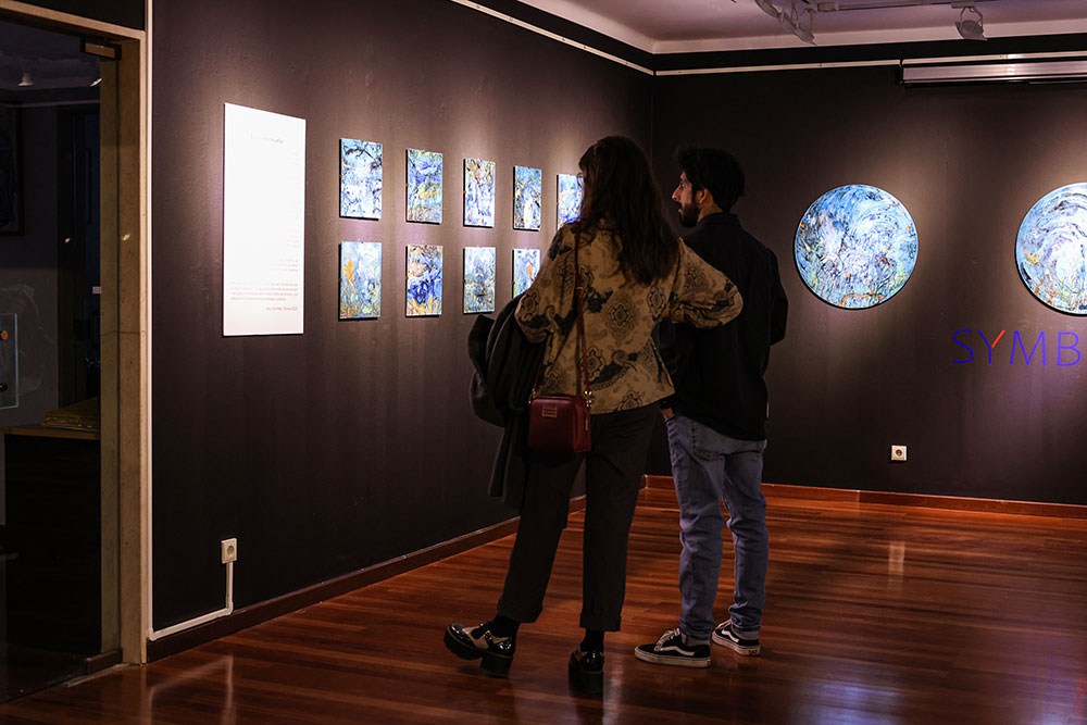 Symbiosis, instalação e exposição de pintura de Antonieta Martinho sobre a poluição de plástico nos oceanos, no Museu do Trabalho Michel Giacometti.