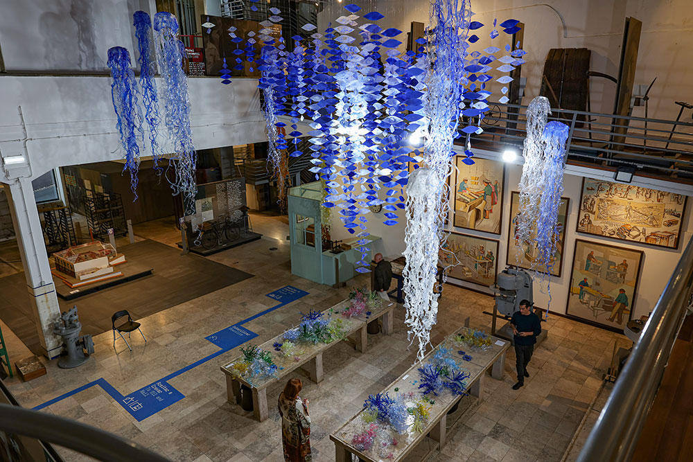 Symbiosis, instalação e exposição de pintura de Antonieta Martinho sobre a poluição de plástico nos oceanos, no Museu do Trabalho Michel Giacometti.