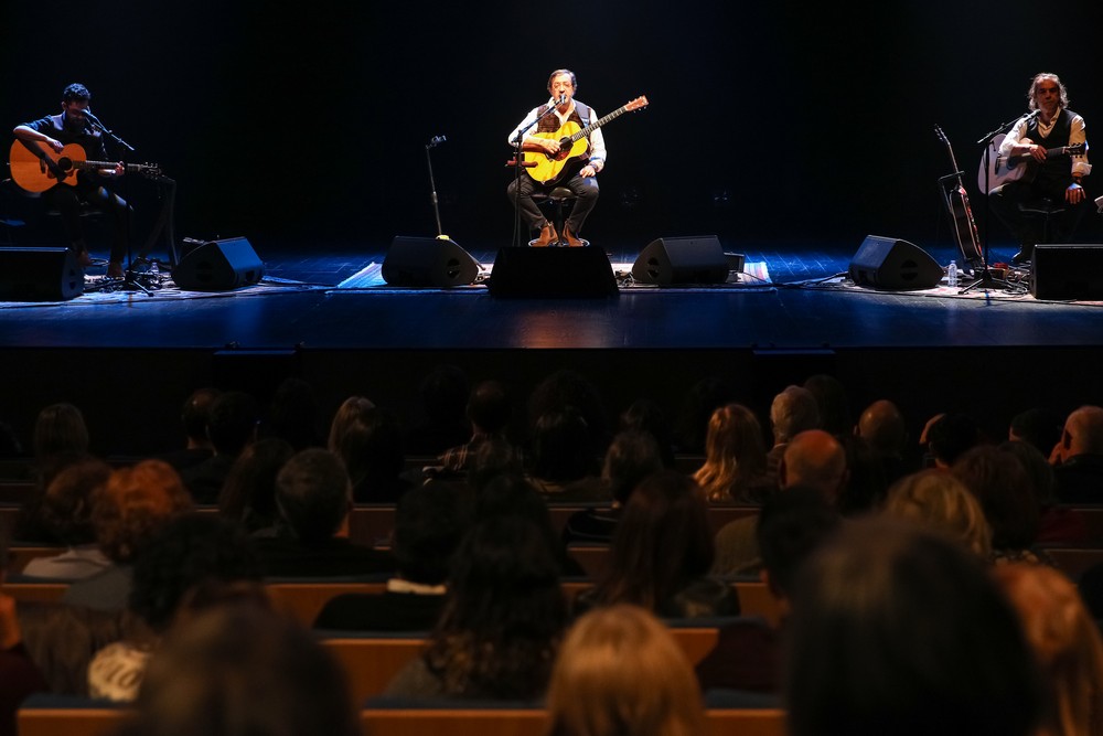 Rui Veloso tocou sucessos de 40 anos de carreira no Fórum Municipal Luísa Todi, com um trio de guitarras.