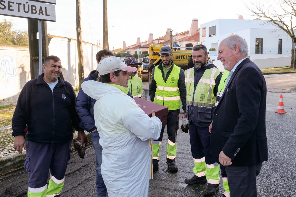 Presidente da Câmara Municipal de Setúbal, André Martins, entrega cabazes de Natal - trabalhadores a proceder a repavimentações em Azeitão