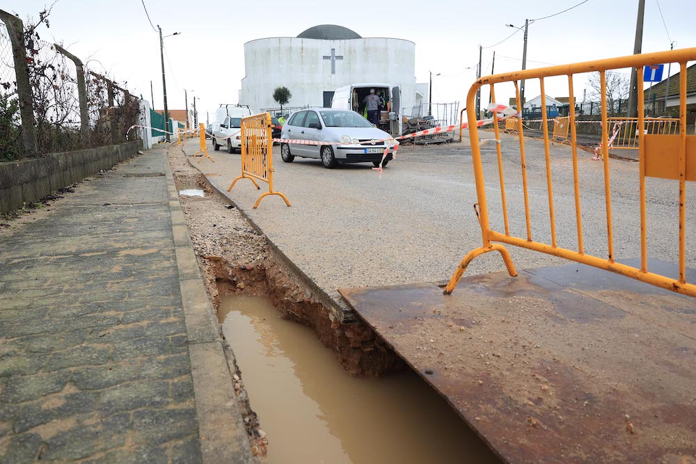 Reabilitação do sistema de abastecimento de água nas ruas Padre Américo Faria e João Martins, no Faralhão.