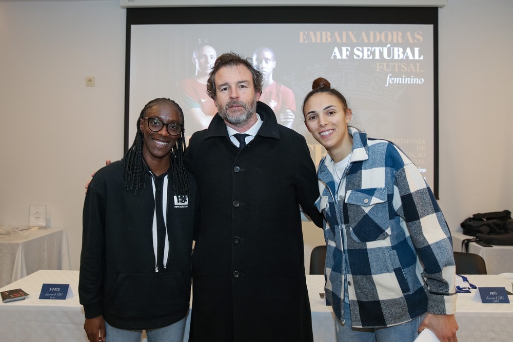 Janice e Fifó, Embaixadoras do Futsal Feminino da Associação de Futebol de Setúbal, com o vereador do Desporto, Pedro Pina.