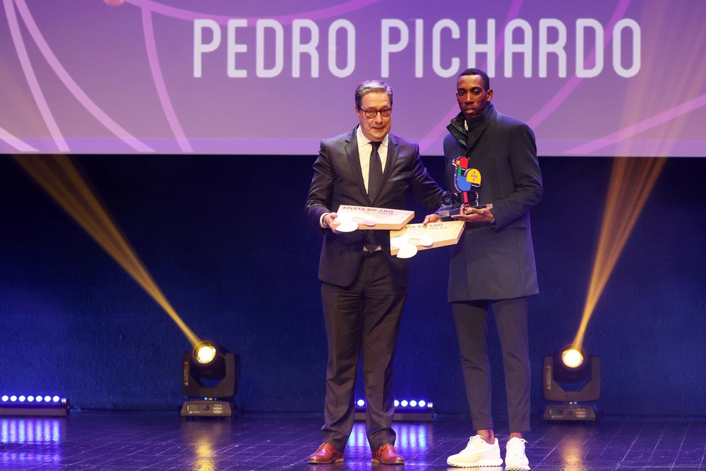 Pedro Pichardo recebe do presidente do CNID - Associação de Jornalistas de Desporto, Manuel Queiroz, prémios atribuídos por aquela entidade.