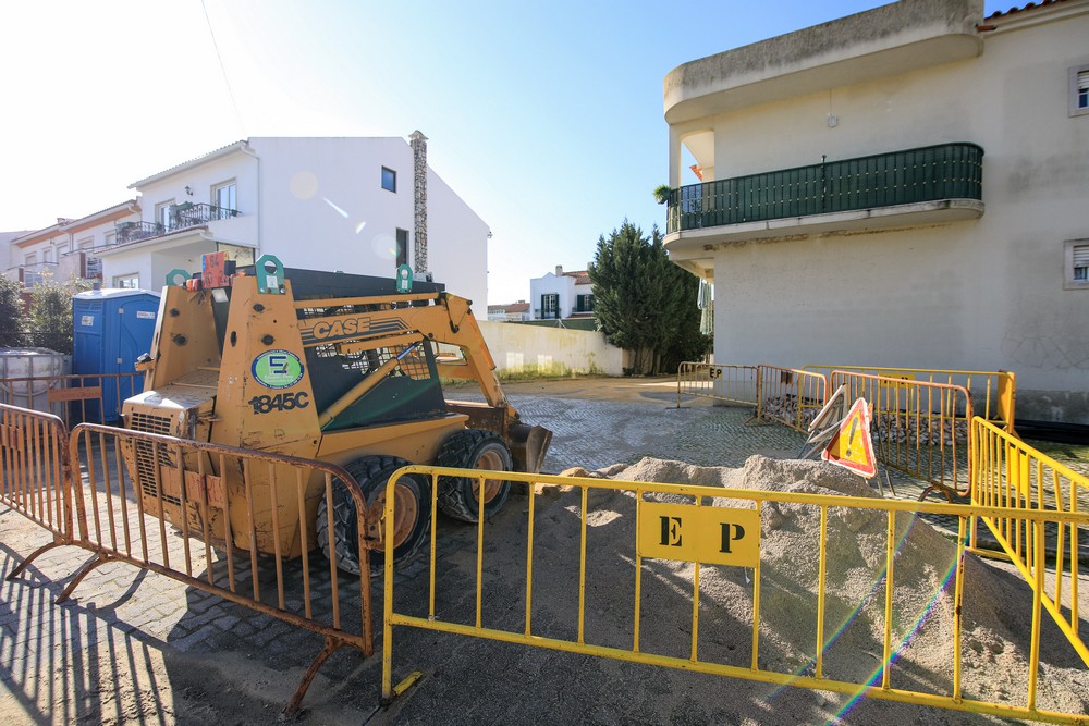 Infraestruturado espaço baldio entre as ruas Dr. Luís Furtado e Sebastião Quaresma, em Vila Nogueira de Azeitão.