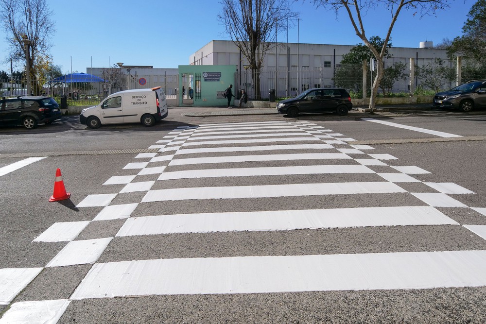 Pintura de passadeira em frente da Escola Básica e Secundária Ordem de Sant’Iago, na Bela Vista.