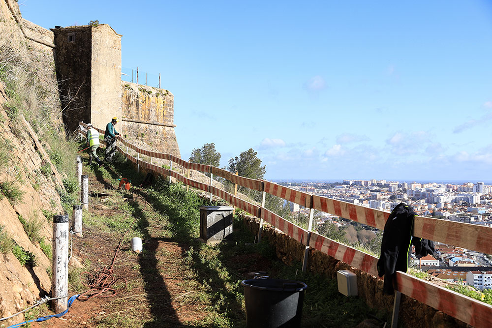 Preparação do terreno para a execução da segunda fase do projeto de reforço estrutural da encosta do Forte de São Filipe.