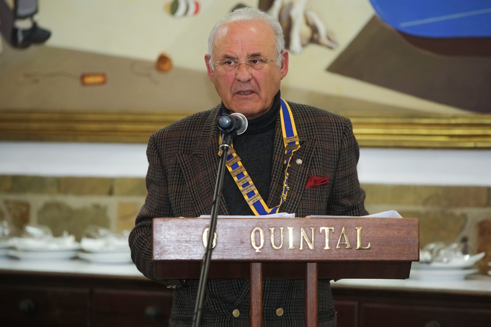 Presidente do Rotary Club de Setúbal, Frederico Nascimento, discursa no jantar-conferência promovido pelo clube.