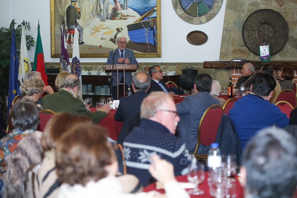 Presidente da Câmara, André Martins, discursa no jantar-conferência do Rotary Club de Setúbal.