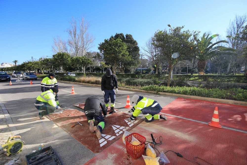 Execução de passadeira com reforço de segurança na Avenida 22 de Dezembro, no âmbito da empreitada de pintura de cerca de 350 passadeiras junto dos estabelecimentos escolares do concelho.