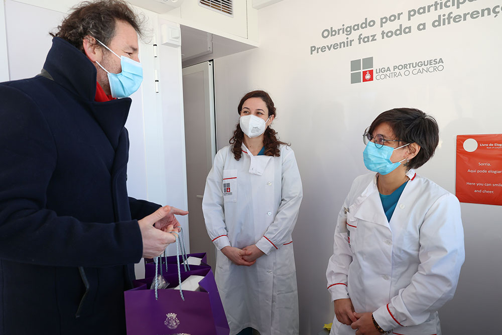 Rastreio cancro da mama | vereador Pedro Pina visita unidade móvel