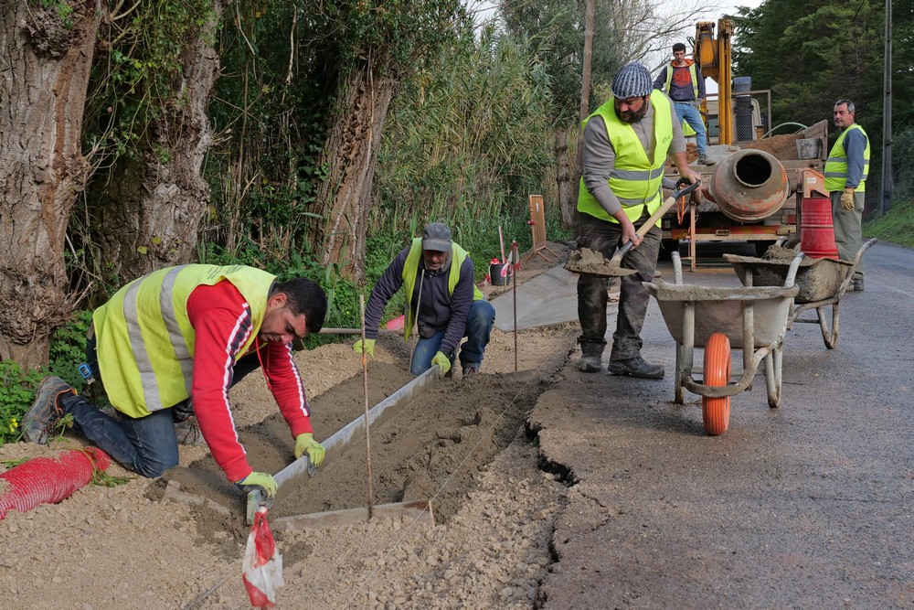 Reparação de vala e redefinição da linha de água na Estrada Municipal 528, próximo dos Picheleiros, Azeitão,