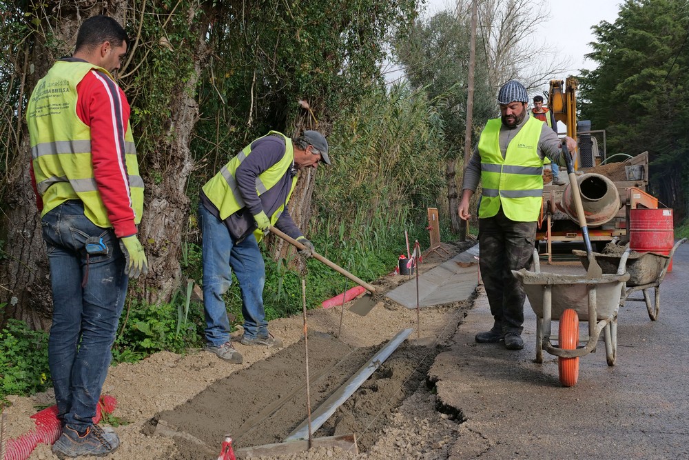 Reparação de vala e redefinição da linha de água na Estrada Municipal 528, próximo dos Picheleiros, Azeitão,