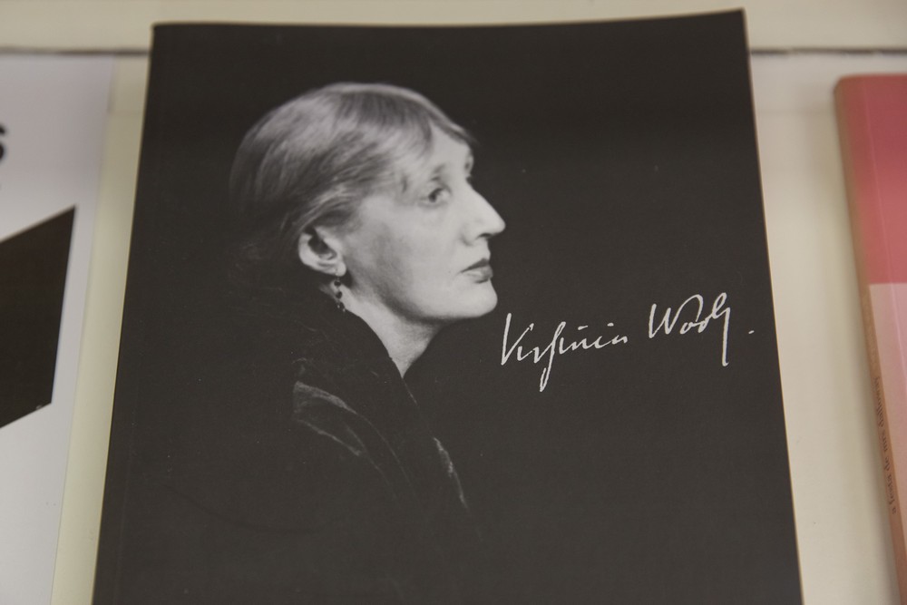 Exposição bibliográfica sobre a escritora inglesa Virginia Woolf na Biblioteca Pública Municipal de Setúbal, no âmbito do ciclo “Autor do Mês”.