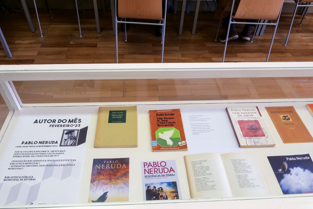 Pablo Neruda em destaque na biblioteca