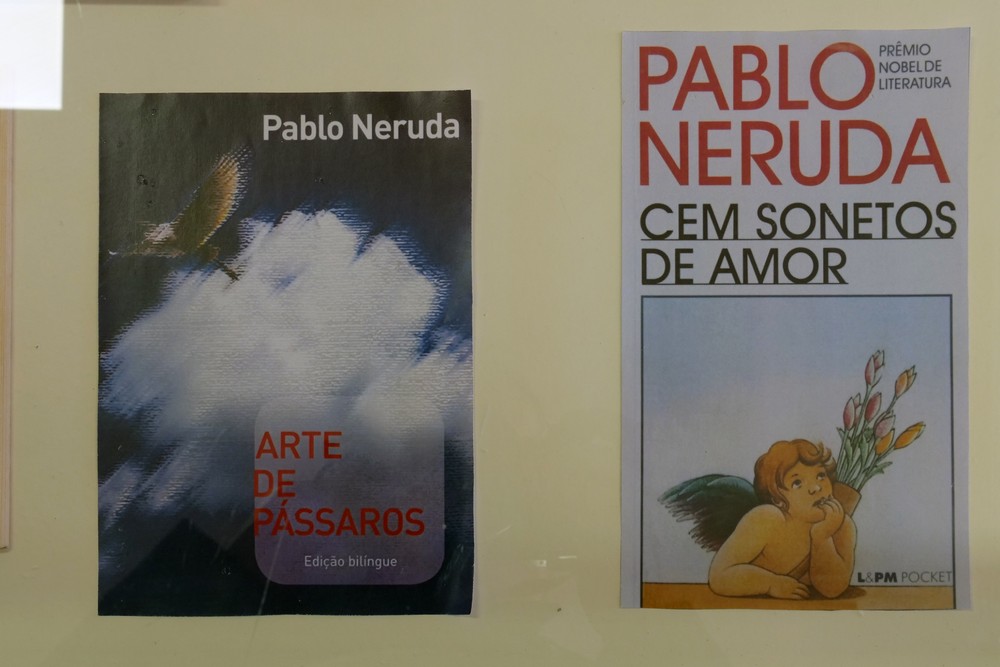 Pablo Neruda em destaque na biblioteca