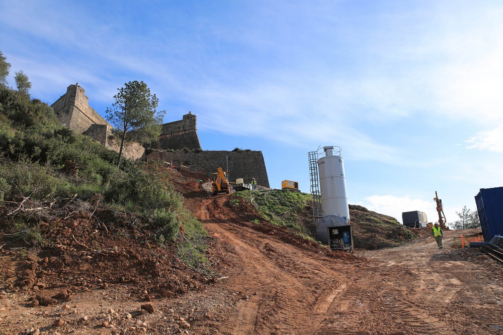 Terreno em preparação para ensaios prévios na obra da segunda fase do reforço estrutural da encosta do Forte de São Filipe.