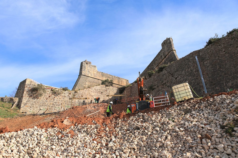 Terreno em preparação para ensaios prévios na obra da segunda fase do reforço estrutural da encosta do Forte de São Filipe.