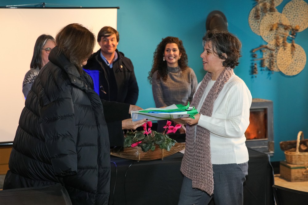 Vice-presidente da Câmara Municipal, Carla Guerreiro, entrega certificado e bandeira verde Eco-Escolas.