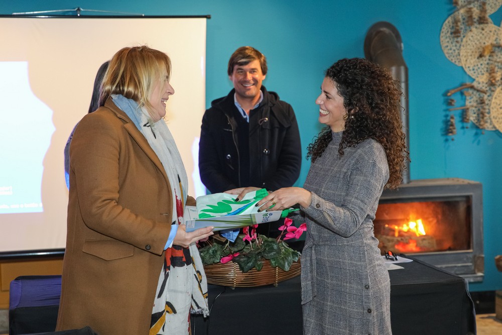 Presidente da Junta de Freguesia do Sado, Marlene Caetano, entrega certificado e bandeira verde Eco-Escolas.