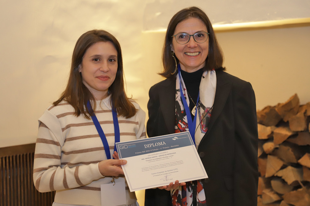 Diretora clínica do Centro Hospitalar de Setúbal, Irene Ferreira, com a vencedora do terceiro Prémio GID 2022, Patrícia Santos.