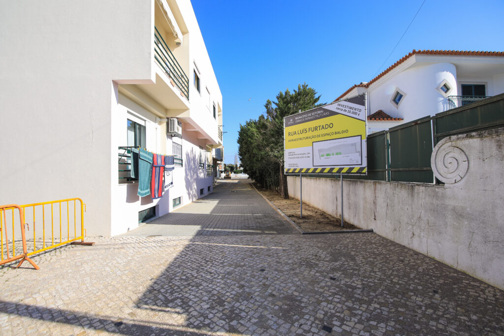Infraestruturação de espaço baldio contíguo à Rua Luís Furtado (Vila Nogueira de Azeitão)