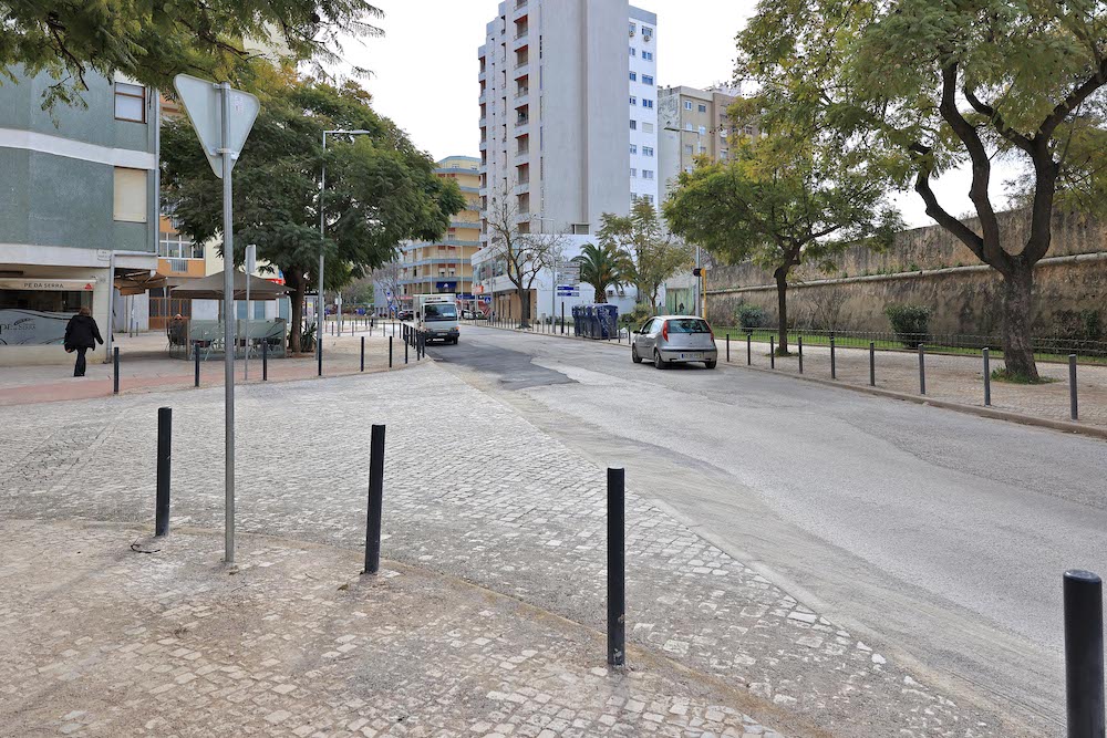 Obras na Rua Jorge de Sousa, no âmbito da grande operação de beneficiação urbana realizada no Montalvão.