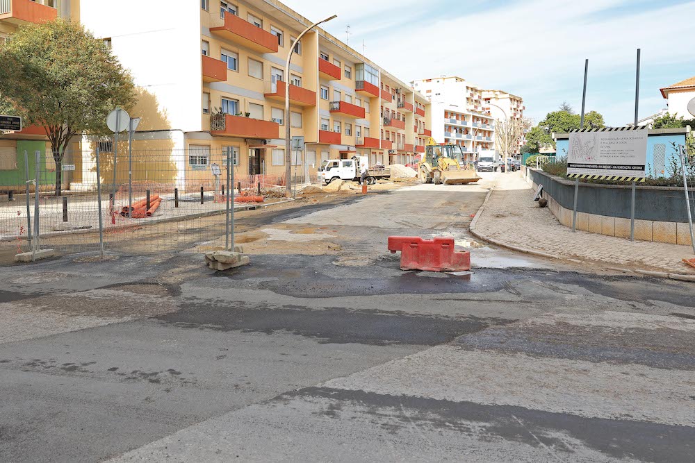 Obras na Rua Fernando Santos, no âmbito da grande operação de beneficiação urbana realizada no Montalvão.