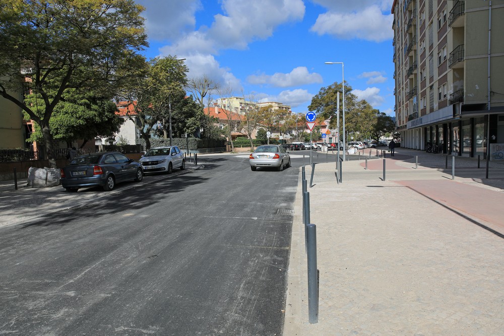 Obras no Montalvão - Rua Jorge de Sousa repavimentada e com nova rotunda na confluência com as ruas dos Arcos e Oliveira Martins.