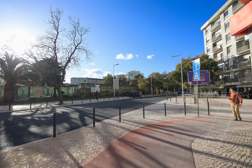 Obras no Montalvão - Novo troço de ciclovia na Rua Jorge de Sousa, que foi repavimentada.