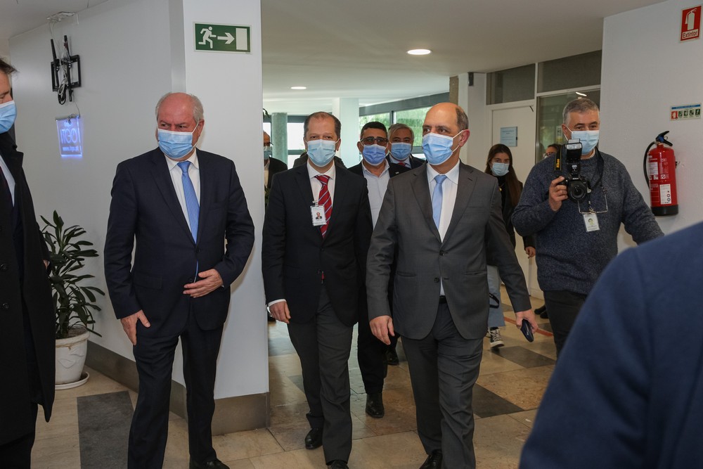 Presidente da câmara municipal, André Martins, e o ministro da Saúde, Manuel Pizarro, na visita ao Hospital de São Bernardo.