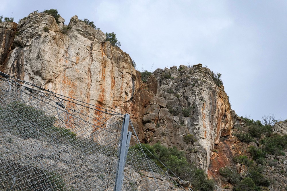 Risco de queda de bloco rochoso interdita troço de estrada na Serra da Arrábida
