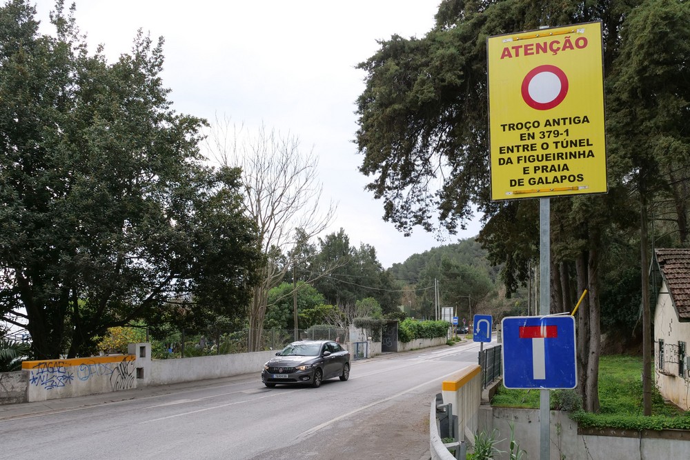 Risco de queda de bloco rochoso interdita troço de estrada na Serra da Arrábida
