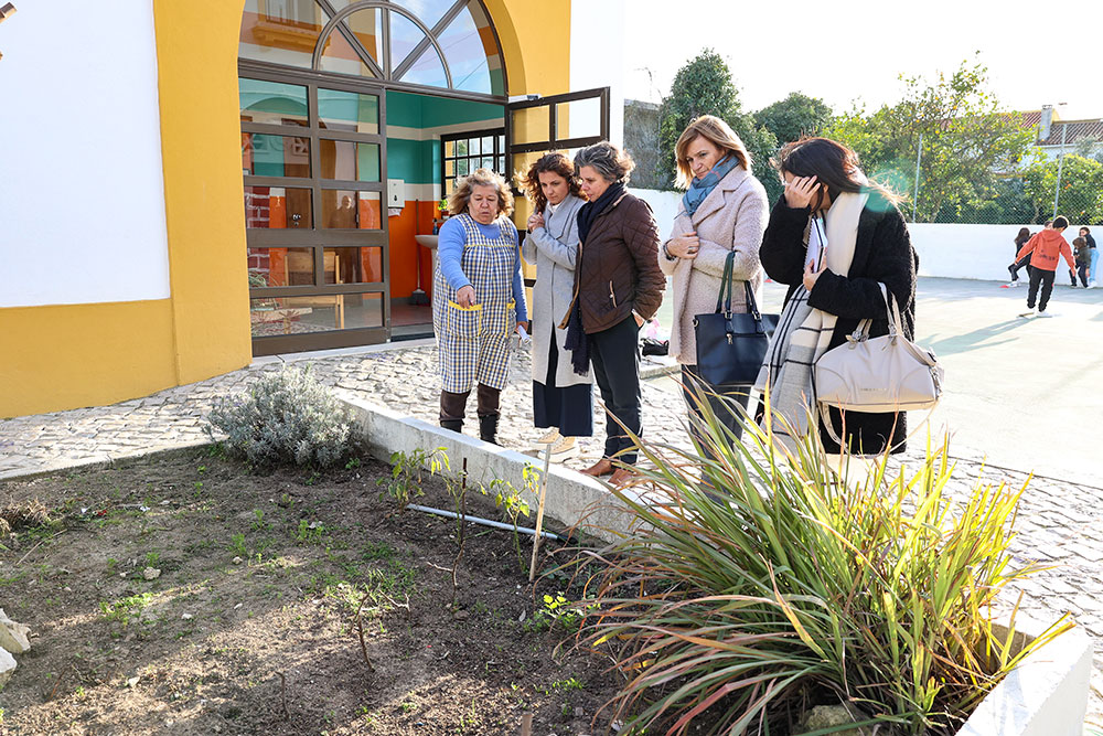 Vice-presidente da Câmara Municipal, Carla Guerreiro, acompanhada pela presidente da Junta de Freguesia, Sónia Paulo, concluiu em Azeitão as visitas às escolas do concelho.