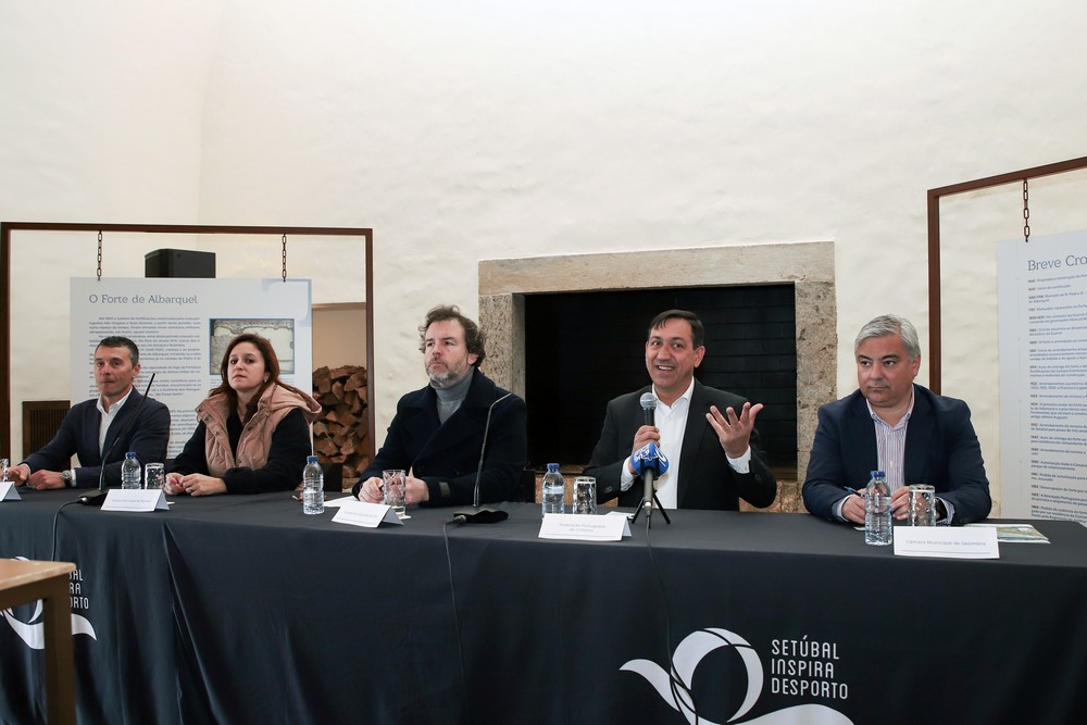 Presidente da Federação Portuguesa de Ciclismo, Delmino Pereira, discursa na apresentação da sexta edição da Clássica da Arrábida.