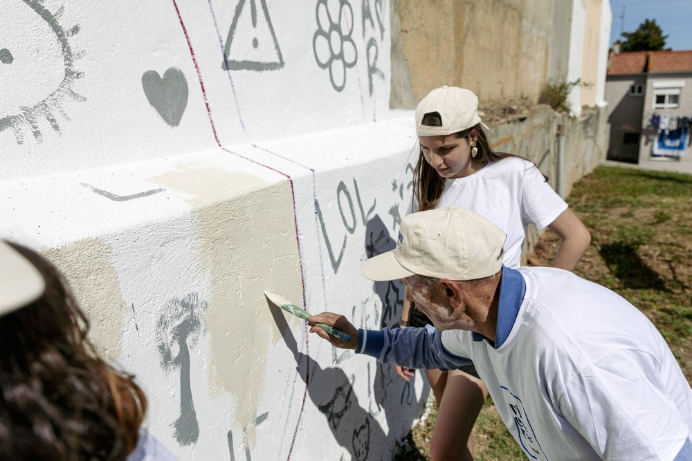O TAUS – Tour de Arte Urbana de Setúbal celebrou o primeiro aniversário com a pintura de um mural e visitas guiadas às obras feitas por dezenas de pessoas no último ano, que contam histórias a partir das paredes da cidade.