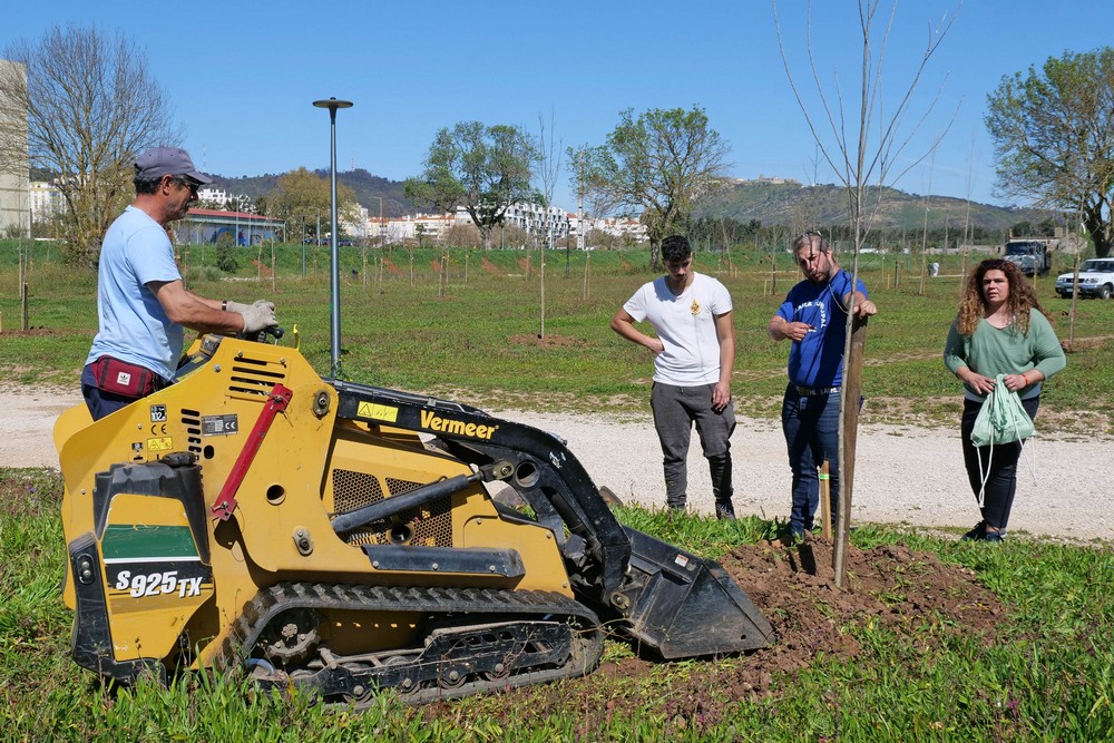 Voluntários plantaram mais 40 árvores no Parque Urbano da Várzea, que já conta com um total de quase 1300.