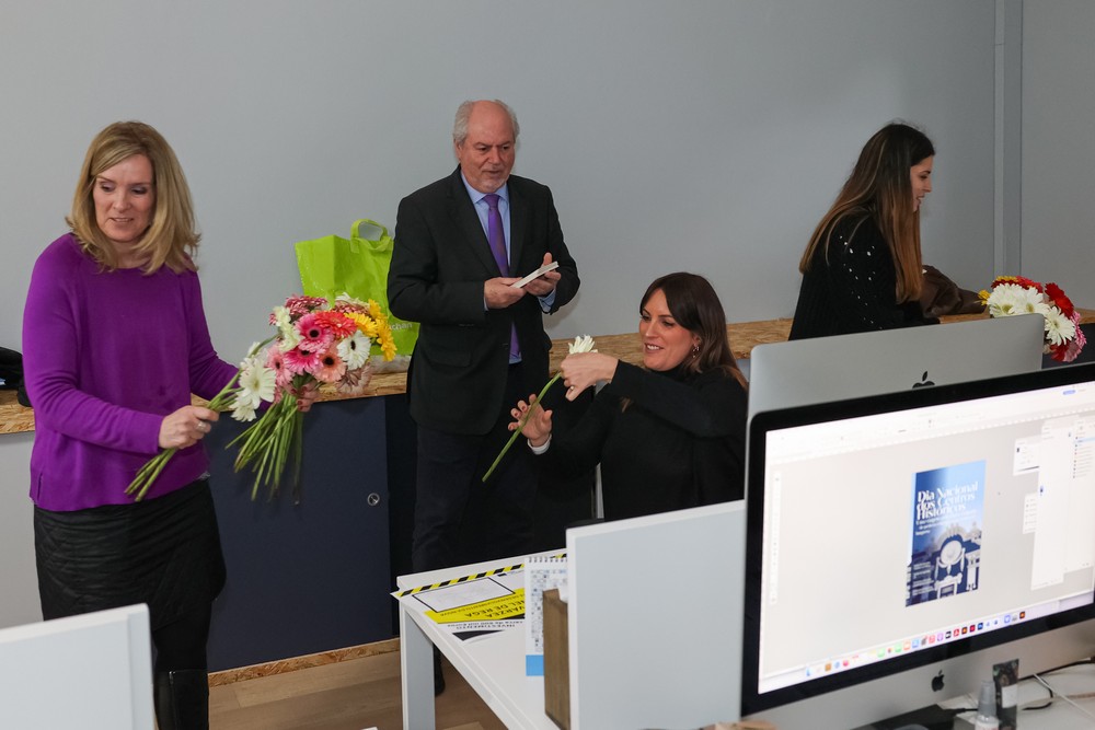 Presidente entrega flores a funcionárias municipais - Somos CMS - Dia Internacional da Mulher