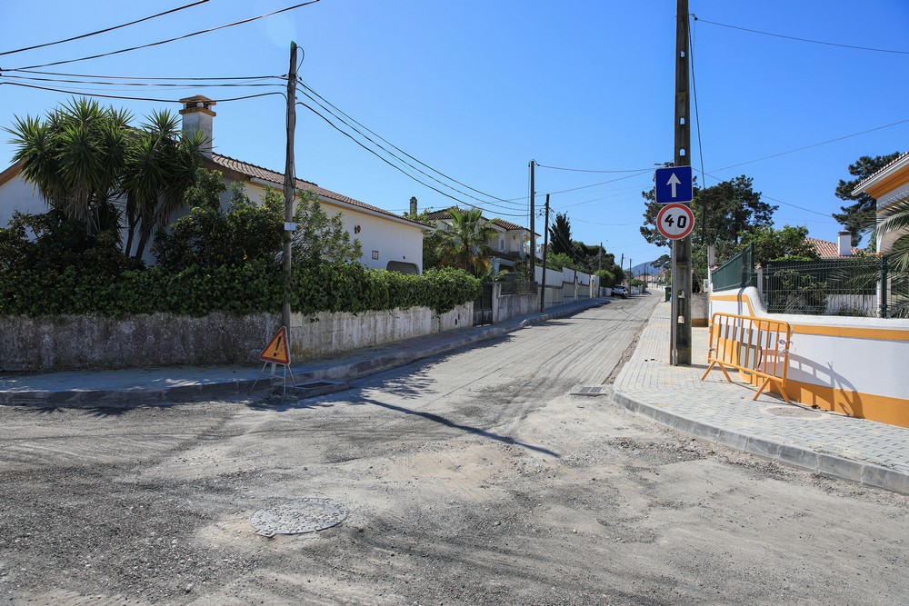 Repavimentações da Rua da Silveira e de troços da Rua das Rosas e da Travessa da Silveira, em Brejos de Azeitão
