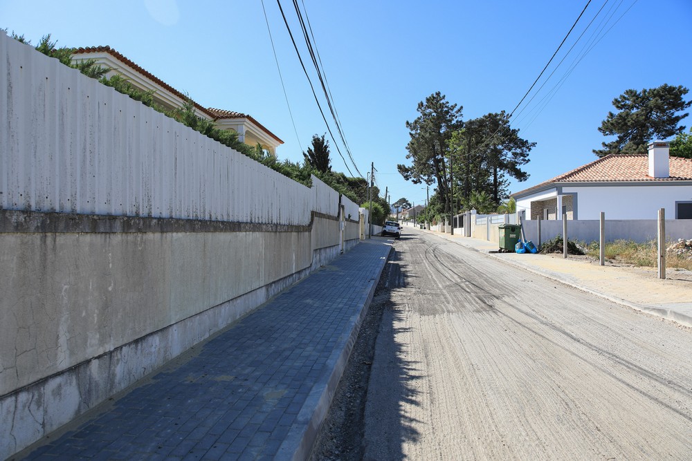Repavimentações da Rua da Silveira e de troços da Rua das Rosas e da Travessa da Silveira, em Brejos de Azeitão