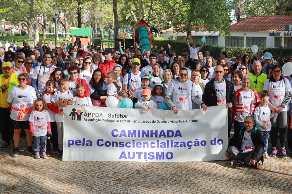 Duas centenas e meia de pessoas participaram na VI Caminhada pela Consciencialização do Autismo