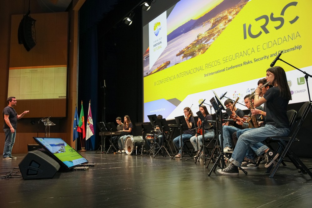 Atuação dos Paganinus, do Conservatório Regional de Setúbal, na abertura da III Conferência Internacional Riscos, Segurança e Cidadania