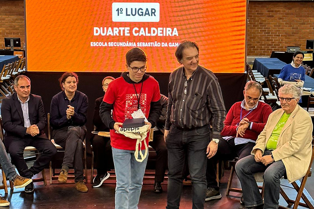 Duarte Caldeira, aluno do 10.º ano da Escola Secundária Sebastião da Gama, venceu o jogo “Produto” do 16.º Campeonato de Jogos Matemáticos, disputado em Aveiro