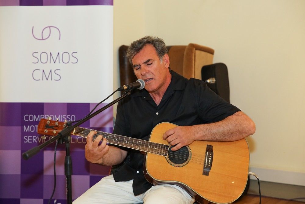 Inauguração da sexta exposição de artes plásticas dos trabalhadores da Câmara Municipal, "Entre Nós", na Biblioteca Pública, teve música de Nuno Godinho.