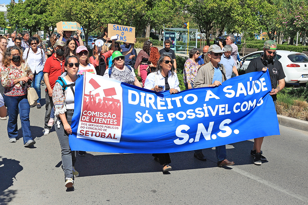 Centenas de pessoas participaram na marcha em defesa do Centro Hospitalar de Setúbal.