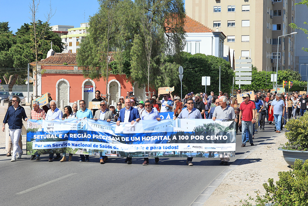 Presidentes das câmaras de Setúbal, Palmela e Sesimbra, André Martins, Álvaro Amaro e Francisco de Jesus, participaram em marcha em defesa do Centro Hospitalar de Setúbal.