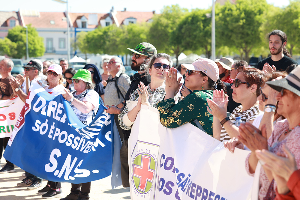 Centenas de pessoas participaram na marcha em defesa do Centro Hospitalar de Setúbal, concluída no Largo José Afonso.