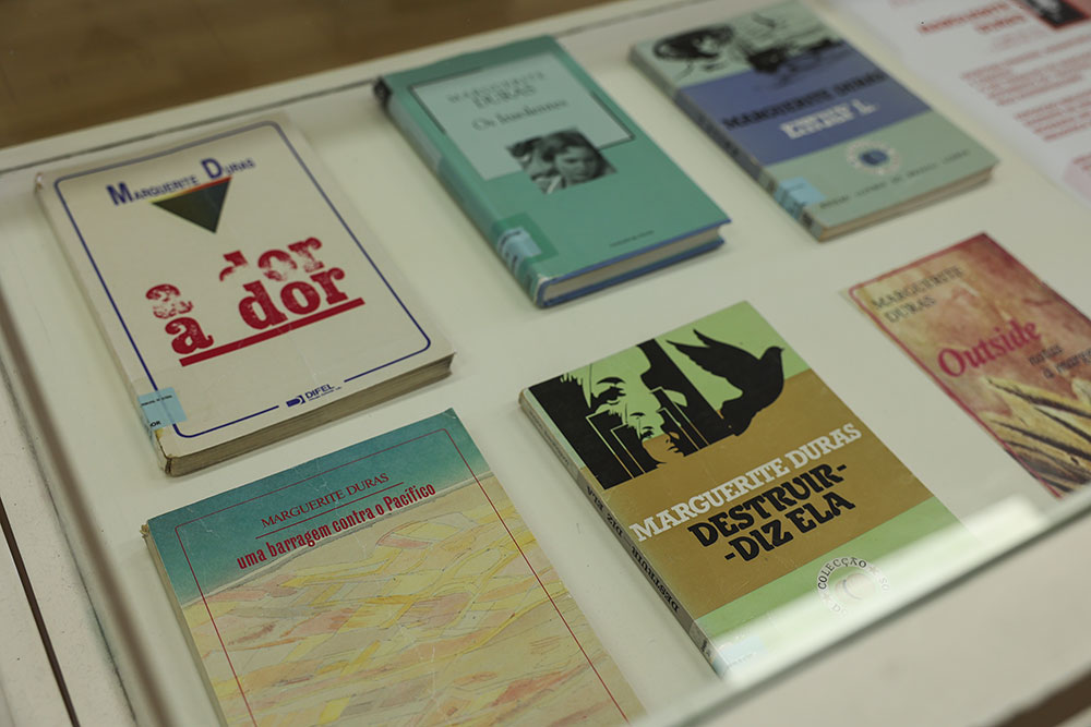 Exposição bibliográfica sobre a escritora francesa Marguerite Duras, do ciclo Autor do Mês, patente na Biblioteca Pública Municipal.